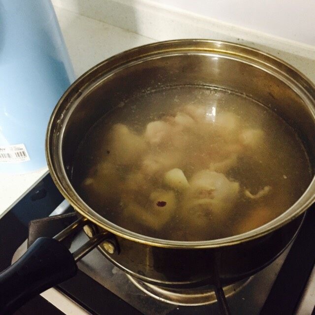 土豆焖鸡腿,烧一锅水 水开后汆烫下鸡块 变色即可