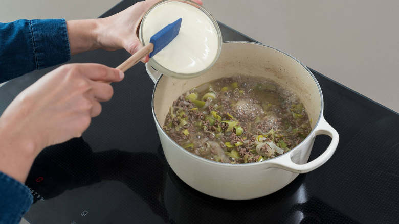 德式韭葱奶酪汤,拌入芝士，让其融化。拌入法式酸奶油，稍微煮沸。