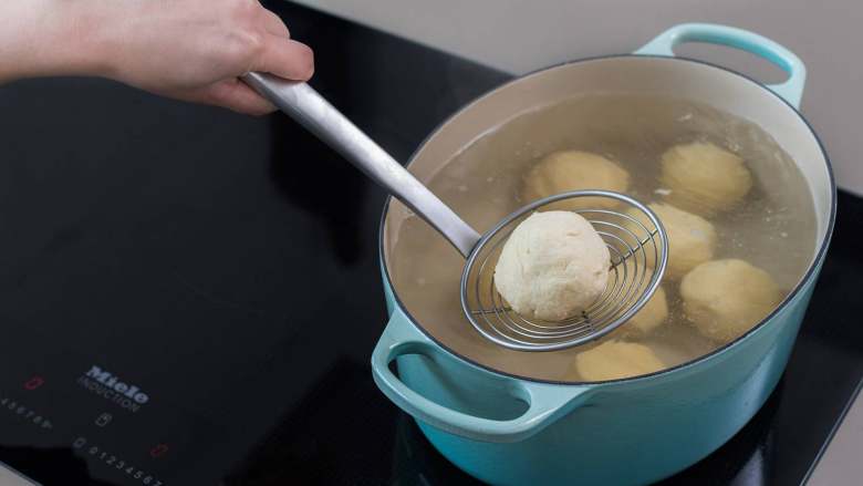奥地利杏子饺,在一个大锅中，将水煮沸。煮杏子饺10分钟，直至它们浮出水面。用漏勺将其捞出，滤干水。