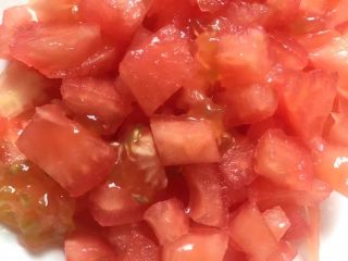西红柿鸡蛋汤,切成小丁