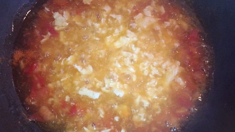 西红柿鸡蛋汤,再把搅拌好的鸡蛋液慢慢的淋在汤锅的整个表面，汤再次沸腾用筷子搅拌均匀，立即关火。