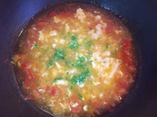 西红柿鸡蛋汤,放入适量的盐，撒上葱花搅拌均匀即可。