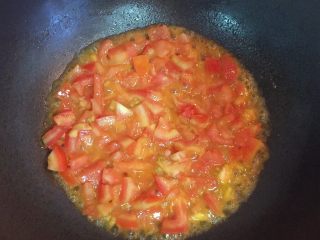 西红柿鸡蛋汤,热锅倒入少许油，把切好的西红柿丁倒入炒出红油，加2小勺白糖