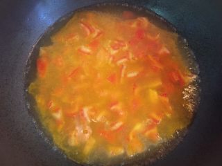 西红柿鸡蛋汤,再加2-3小碗清水，煮沸