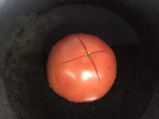 西红柿鸡蛋汤,西红柿洗净，在顶部划个十字，放锅里煮一分钟