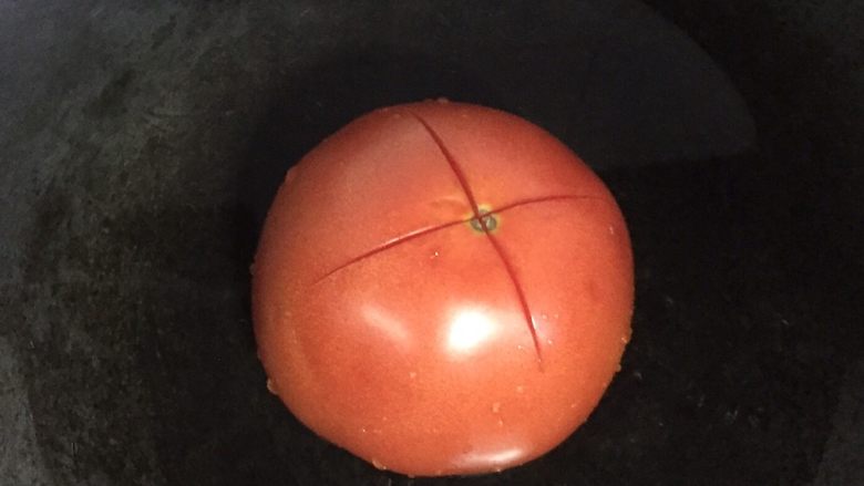 西红柿鸡蛋汤,<a style='color:red;display:inline-block;' href='/shicai/ 3551'>西红柿</a>洗净，在顶部划个十字，放锅里煮一分钟