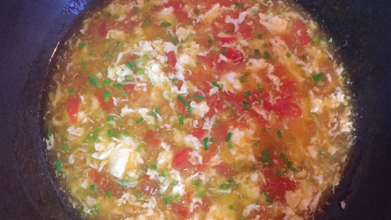 西红柿鸡蛋汤,美美的蛋汤，可以出锅咯。