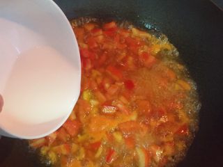 西红柿鸡蛋汤,准备2小勺淀粉在小碗中，加点水搅拌均匀，再倒入煮沸的汤锅中