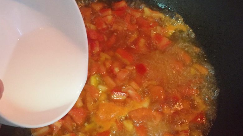 西红柿鸡蛋汤,准备2小勺淀粉在小碗中，加点水搅拌均匀，再倒入煮沸的汤锅中