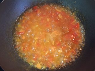 西红柿鸡蛋汤,这时候看岀来汤已经不是那种水水的了