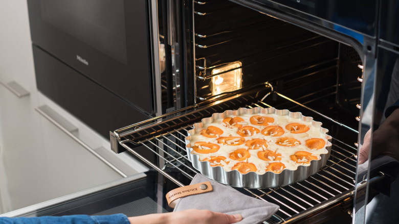 杏子馅饼,将馅饼盘放到烤箱底层，以200℃烤45分钟，或直至面糊顶部变得金黄。放凉后撒上糖粉，尽情享用吧！