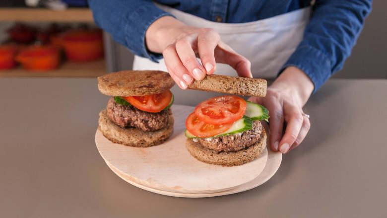 田园汉堡,在煎好的面包片上抹蛋黄酱，叠放牛肉饼、切好的番茄黄瓜片就可以食用了。慢慢享用！