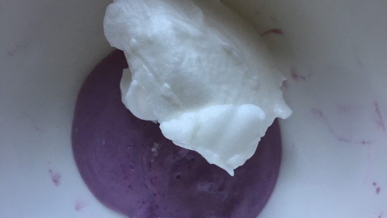 双色渐变溶豆,另一份蛋白同理取1/3和酸奶紫薯泥混合，速度一定要快。