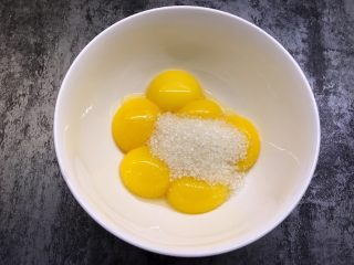 南瓜戚风蛋糕,蛋黄中加入20g糖