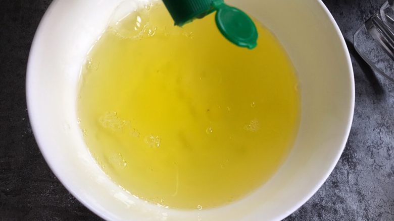 南瓜戚风蛋糕,蛋清提前放入冷冻室冷冻至碗壁结霜，取出加入几滴柠檬汁