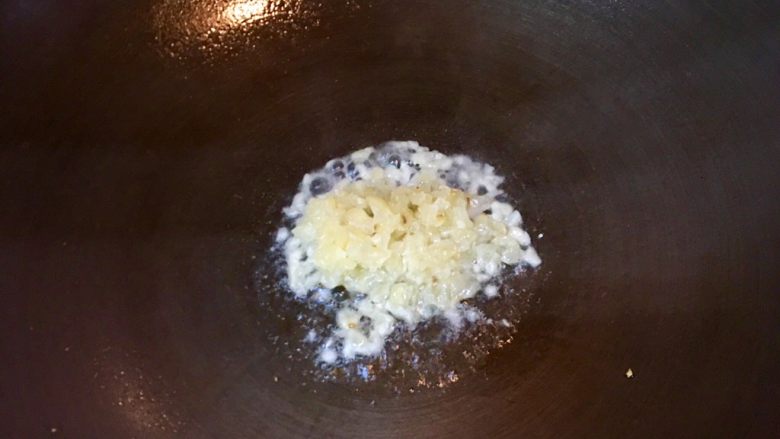 苦瓜炒鹹蛋,熱鍋倒入35ml橄欖油後放入蒜末微爆香