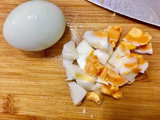 苦瓜炒鹹蛋,將鹹蛋切小塊狀