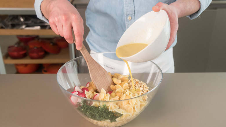 意面芦笋沙拉,在一个大碗中，混合意面、芦笋、水萝卜和莳萝末。淋上油醋沙司，佐以烘烤过的松子。若喜欢，可以擦些帕马森干酪屑撒在沙拉上。尽情享用吧！