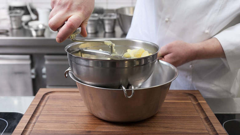 羊肉盖野蒜土豆泥和香肠豆焖肉,将土豆剥皮，切成小块。放入盐水中，用中温加热约 20 - 25分钟，直到土豆变软。捞出晾干，用马铃薯捣碎机将其搅碎。置于一旁备用。