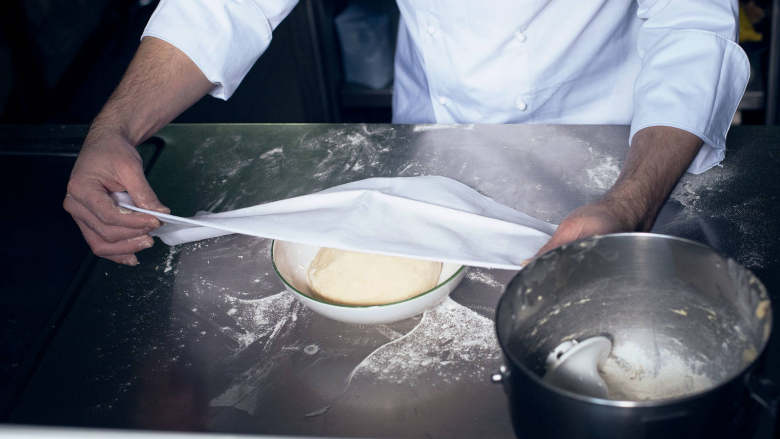 复活节辫子面包佐果酱,在干净的工作台上撒上面粉。将面团放到工作台上，揉至软滑有弹性。放回到搅拌碗中，盖上厨房纸，让其在温暖处发酵约30分钟。
