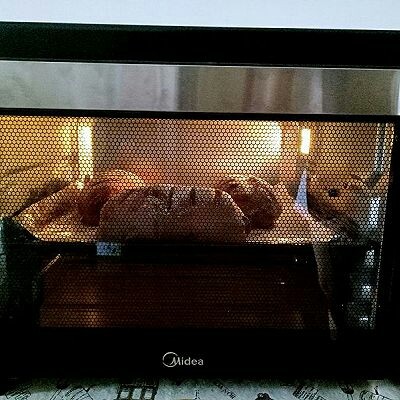 可可麻薯软欧包,烤箱170度预热好放入中层烘烤30分钟
