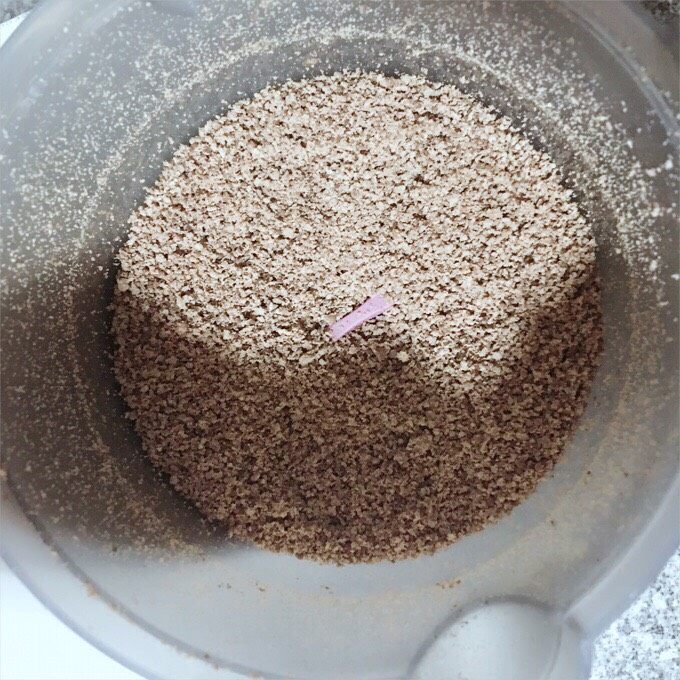 补铁猪肝粉,放入辅食机继续打磨 这个时候 越来越接近猪肝粉状