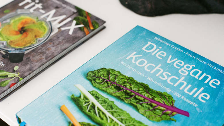 烤面包丸子佐平菇,更多来自Sebastian的食谱可以在他的新书《素食烹饪学校》中找到