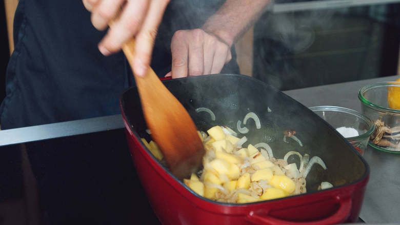 烟熏蘑菇烩菜佐面包丸子,热锅热油，洋葱圈中高火炒5分钟左右，然后加入土豆块。
