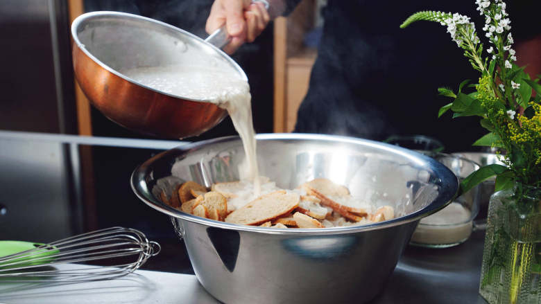 烟熏蘑菇烩菜佐面包丸子,在大碗中放入硬面包，淋上加热过的杏仁奶。