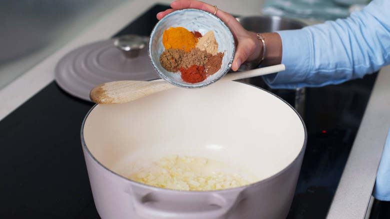 摩洛哥风味鹰嘴豆汤,在大汤锅中，中火加热橄榄油。倒入洋葱和蒜，迅速炒焦。关小火，倒入所有香料，翻炒2分钟。倒入红薯、胡萝卜、灯笼椒和茴香，翻炒2分钟。