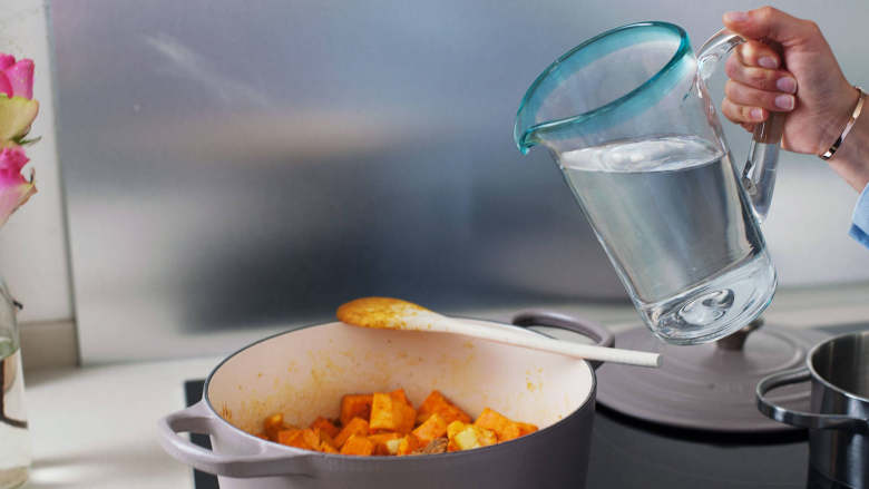 摩洛哥风味鹰嘴豆汤,拌入<a style='color:red;display:inline-block;' href='/shicai/ 156925'>水</a>、蔬菜浓缩汁和番茄，煮沸。关小火，让其微沸15-20分钟，直至红薯变软，但不碎散。
