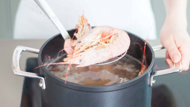 粤式白煮虾,往大锅中加水，煮沸；如果使用红酒的话，此时倒入。放入虾，煮至变白，约2分钟。滤干后置于一旁。