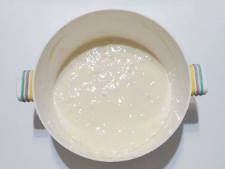 果酱奶酥排包,先做波兰种：高粉+水+酵母混合均匀，盖保鲜膜常温发酵， 发酵至表面及内部呈蜂窝状状态即可；