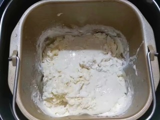 果酱奶酥排包,所有面团材料除黄油外放入面包桶内，再加入波兰酵种开始揉面， 揉面至扩展阶段后开始发酵；