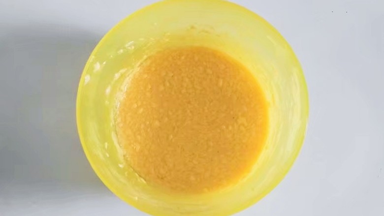果酱奶酥排包,黄油软化后，分次加入蛋液搅拌均匀；(黄油无需打发)