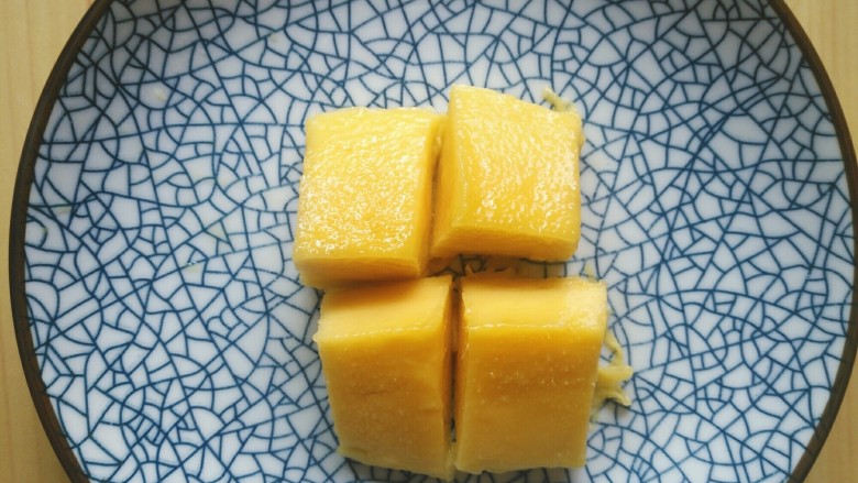 脆皮芒果派,芒果削皮，切成薄薄的如图大小的方块，切四块备用。