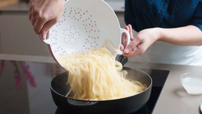 新鲜黑松露意面,将煮好的意面倒进煎锅，翻炒至意面完全裹上黄油。