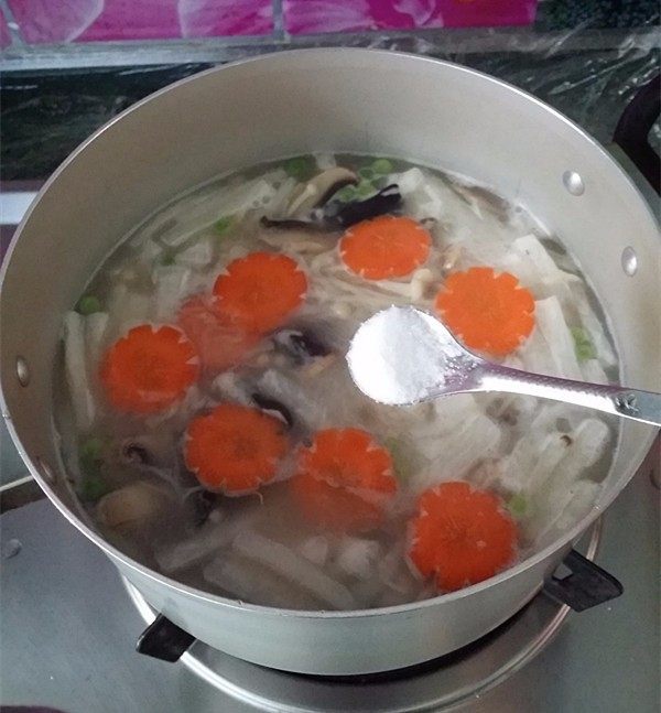 菌菇浓汤,再次煮后撒些胡萝卜点缀装饰，加1小勺食盐调味
