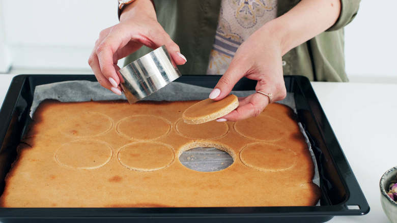 迷你玫瑰蛋糕,在轻微冷却的蛋糕上切出16个圈圈。尽可能切得规整些，避免浪费太多蛋糕。