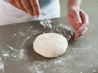 拿波里披萨,将面团放到撒好面粉的工作台上，揉至面团手感松软但质地结实。将面团放回到撒好面粉的碗中，盖上厨用毛巾，在温和干燥处静置1-2小时，直至面团发酵至两倍大小。