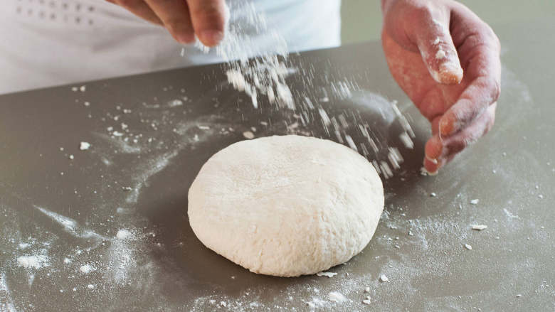 拿波里披萨,将面团放到撒好面粉的工作台上，揉至面团手感松软但质地结实。将面团放回到撒好面粉的碗中，盖上厨用毛巾，在温和干燥处静置1-2小时，直至面团发酵至两倍大小。