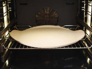拿波里披萨,将披萨板放到尚未加热的烤箱中，然后将烤箱预热至250度。