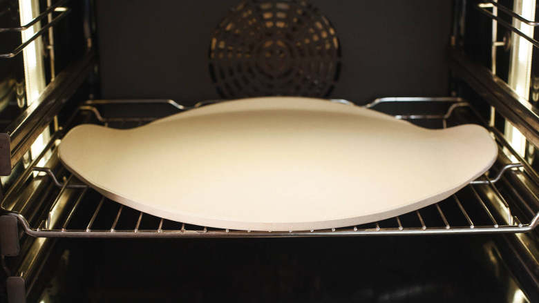 拿波里披萨,将披萨板放到尚未加热的烤箱中，然后将烤箱预热至250度。
