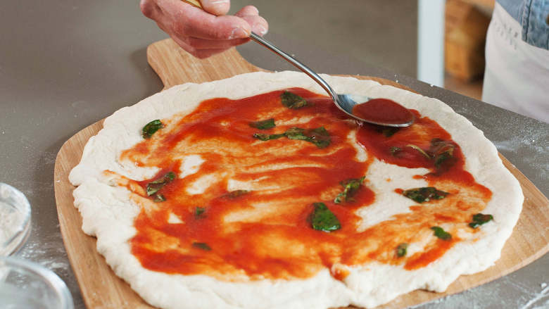 拿波里披萨,在一个小碗中，混合番茄泥、橄榄油和盐。大致撕碎<a style='color:red;display:inline-block;' href='/shicai/ 3001'>罗勒</a>叶，并将其加到酱汁中。在披萨上涂上薄薄一层酱料。将披萨转放到披萨板上，在预热好的烤箱中，以250度烘烤6-7分钟。