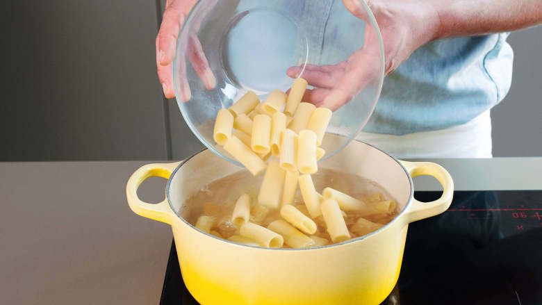 意大利乳清干酪香肠通心粉,将一个大锅加水过半，煮沸并加入盐。加入<a style='color:red;display:inline-block;' href='/shicai/ 521'>通心粉</a>并按照包装说明煮10-12分钟至弹牙。滤水并存下一杯左右的煮面水。