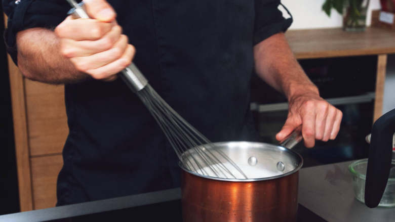 巴伐利亚奶油佐覆盆子酱,将琼脂混合物倒入汤锅中，搅拌混合。