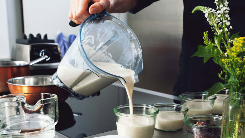 巴伐利亚奶油佐覆盆子酱,将混合物倒入装盘容器，冷藏3-4小时，至冷却及定型。