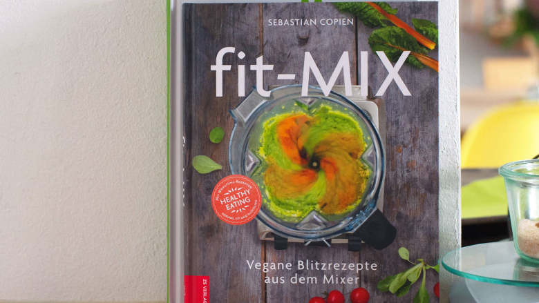 巴伐利亚奶油佐覆盆子酱,Dieses und weitere schnelle Rezepte von Sebastian findest du in seinem Buch Fit-MIX (SZ Verlag).
