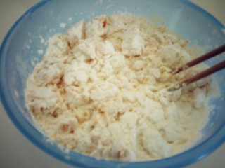南瓜猪肉豇豆包子,外用筷子搅拌均匀在用手合成面团。