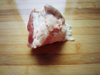 南瓜猪肉豇豆包子,肥瘦猪肉切成小块。
